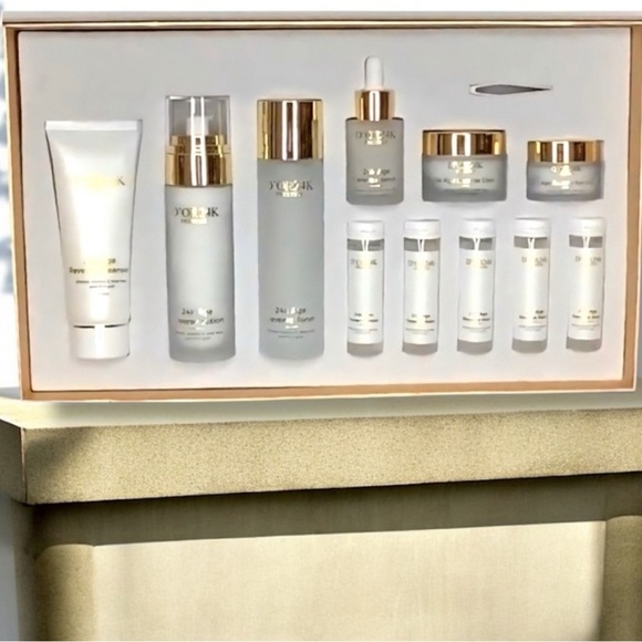 🎁 NEW • Luxury Age-Renewal Skincare Set with 24K Elements - Picture 1 of 9